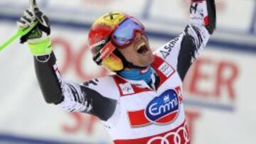 Marcel Hirscher celebró así su triunfo.