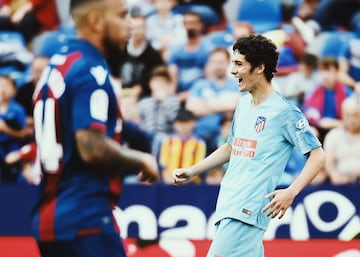 El punta del Atleti B debutó en Primera con gol ante el Levante en la última jornada liguera de la temporada 2018-19. Del año 2001, es la gran baza del segundo equipo colchonero para intentar conseguir la permanencia. Ha participado en seis encuentros del primer equipo.  