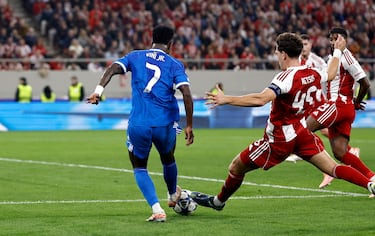 2-4. Partidazo de Vincius, que se va en carrera de Panagiotis Retsos, se mete en el área y asiste al delnatero francés para que empuje el balón al fondo de la portería de Kostas Tzolakis.