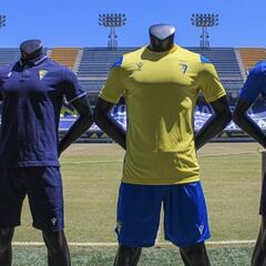 Macron aterriza en Cádiz con su ropa de pretemporada