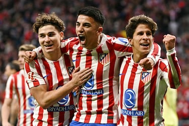 Julián Álvarez, Almada y Giuliano celebran el 2-0 al Sevilla. 