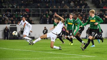 AS Roma's Argentinian defender Federico Fazio scores the 1-1 equaliser during the UEFA Europa League Group J football match Borussia Moenchengladbach v Roma in Moenchengladbach, western Germany, on November 7, 2019. (Photo by INA FASSBENDER / AFP)