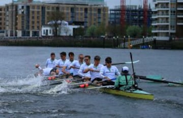 Momento en el que Luke Juckett de Cambridge tiene problemas con el remo, hecho que les costó la regata.