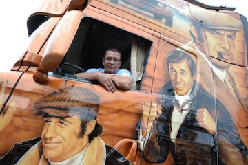 El conductor de camión francés Sebastien Desroches posa en su Scania V8 580 Hp pintado como homenaje al actor francés Jean-Paul Belmondo durante un concurso de camiones decorados.