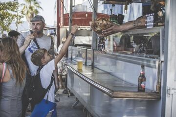 Una amplia oferta de restauración permite comer y beber entre -o durante- las competiciones y exhibiciones. Desde hamburguesas a tacos, pasando por fruta o helados y las estrellas del festival: un pulpeiro con comida tradicional y la zona de Vigo Gastronómico, con propuestas muy elaboradas de producto local. 