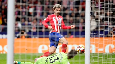 Griezmann intenta marcar ante el Athletic.