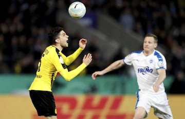 Marc Bartra disputa un balón durante el Borussia Dortmund-Sportfreunde Lotte de Copa de Alemania.