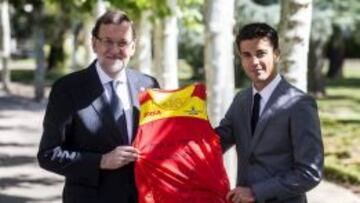 Mariano Rajoy junto al campe&oacute;n del mundo de 20 km marcha, Miguel &Aacute;ngel L&oacute;pez. 