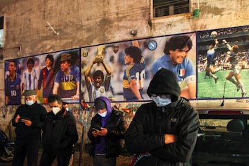 Los aficionados homenajean a Maradona en las calles de Nápoles.