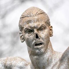 Vándalos arremeten contra la estatua de Zlatan en Suecia