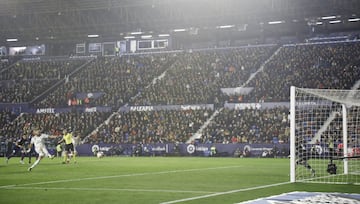 El jugador del Real Madrid, Benzema, marca el 0-1 de penalti. 