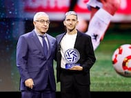 Luis Chacón recibe de Alejandro Blanco el premio AFE a mejor jugador del Grupo I de Primera RFEF en la temporada 2024-25.