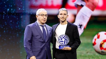 Luis Chacón recibe de Alejandro Blanco el premio AFE a mejor jugador del Grupo I de Primera RFEF en la temporada 2024-25.