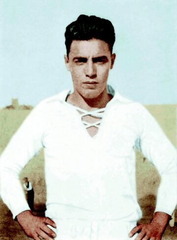 Jugó con el Alavés la temporada 1930-31. Defendió los colores del Real Madrid durante tres temporadas desde 1931 hasta 1934.