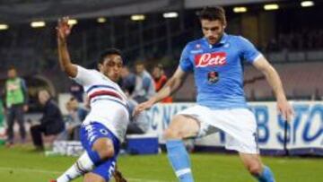 Napoli&#039;s Spanish midfielder David Lopez (R) vies for the ball with Sampdoria&#039;s Colombian forward Luis Muriel during the Italian Serie A football match between SSC Napoli and UC Sampdoria on April 26, 2015 at the San Paolo stadium in Naples. AFP PHOTO / CARLO HERMANN