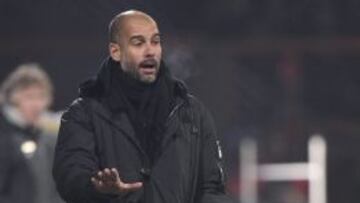 El entrenador del Bayern Múnich, Josep Guardiola, da instrucciones a sus jugadores durante el partido amistoso que enfrentó a su equipo contra el Bochum en el estadio Rewirpower de Bochum, Alemania, hoy, viernes 23 de enero de 2015.
