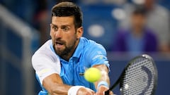 Novak Djokovic resta de revés en Cincinnati.