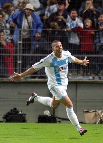 En 2004 fich¨® por el Olympique de Marsella donde permaneci¨® hasta 2006 que se march¨® cedido al Sporting de Lisboa