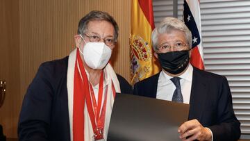 El club impuso la insignia de Oro y Brillantes a Pedro Antonio Gómez