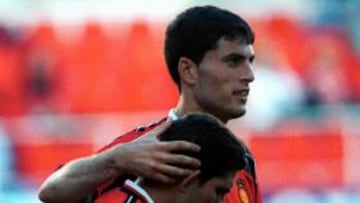 <b>ÚLTIMO TRIUNFO. </b>Tristán y Carlos celebran la victoria ante el Sevilla.