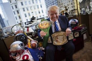 Trump posa en su oficina con el cinturón de campeón de Mike Tyson y con el resto de recuerdos deportivos. 