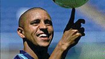 Roberto Carlos juega con el balón.