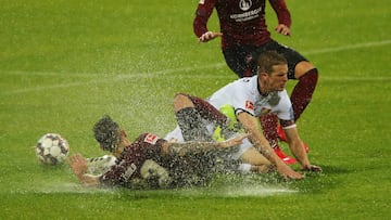 Bender y Behrens luchan por el bal&oacute;n.