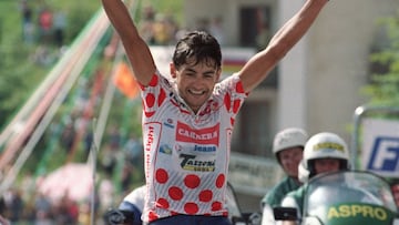 Claudio Chiappucci alza los brazos al ganar en Sestriere.