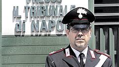 <b>FIRMES. </b>Un carabinieri, la Policía militarizada italiana, monta guardia en Nápoles.
