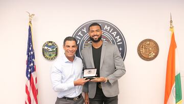 USA2953. MIAMI (FL, EEUU), 10/01/2023.- Fotografía cedida por la Ciudad de Miami donde aparece su alcalde, Francis Suárez (i), mientras entrega las llaves de la ciudad al beisbolista dominicano Sandy Alcántara, hoy, en el ayuntamiento de Miami (estados Unidos). El beisbolista dominicano Sandy Alcántara, estrella del equipo de los Marlins, recibió este martes las llaves de Miami de manos del alcalde Francis Suárez, quien destacó "su determinación, su espíritu y su entrega" no solo en el juego. EFE/ Nadya Vento / City of Miami/ SOLO USO EDITORIAL/ SOLO DISPONIBLE PARA ILUSTRAR LA NOTICIA QUE ACOMPAÑA (CRÉDITO OBLIGATORIO)
