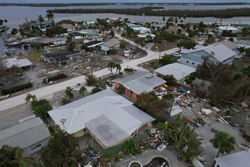 Los escombros yacen dispersos en Manasota Key, Florida.