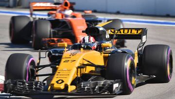 Renault's German driver Nico Hulkenberg (front) and McLaren's Belgian driver Stoffel Vandoorne steer their cars during the second practice session of the Formula One Russian Grand Prix at the Sochi Autodrom circuit in Sochi on April 28, 2017. / AFP PHOTO / Alexander NEMENOV