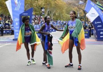 Las ganadoras Mary Keitany de Kenia, Aselefech Mergia y Tigist Tufa ambas de Etiopía.
