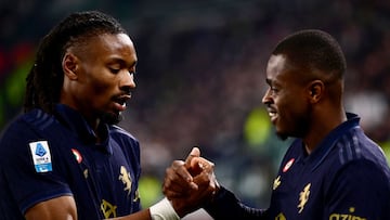 Juventus' French midfielder #19 Khephren Thuram-Ulien (L) celebrates with Juventus' French defender #15 Pierre Kalulu (R) after scoring Juventus' first goal during the Italian Serie A football match between Juventus and Hellas Verona at the Allianz Stadium in Turin, on March 3, 2025. (Photo by MARCO BERTORELLO / AFP)