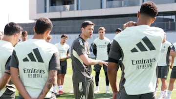 Xabi Alonso dirige el entrenamiento del Real Madrid del 13 de junio.