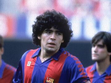 La leyenda argentina llegó a España de la mano del FC Barcelona donde jugó dos temporadas desde 1982 hasta 1984. Volvería a la península ibérica en 1992 para vestir la camiseta del Sevilla durante una temporada.
