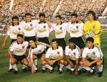 Con un pol&eacute;mico gol con la mano de V&iacute;ctor Mella, Colo Colo debuta en la Copa Libertadores 1994, derrotando 2-1 a Uni&oacute;n Espa&ntilde;ola.