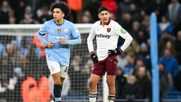 West Ham United's Mexican midfielder #19 Edson Alvarez (R) reacts after Manchester City's second goal during the English Premier League football match between Manchester City and West Ham United at the Etihad Stadium in Manchester, north west England, on January 4, 2025. (Photo by Oli SCARFF / AFP) / RESTRICTED TO EDITORIAL USE. No use with unauthorized audio, video, data, fixture lists, club/league logos or 'live' services. Online in-match use limited to 120 images. An additional 40 images may be used in extra time. No video emulation. Social media in-match use limited to 120 images. An additional 40 images may be used in extra time. No use in betting publications, games or single club/league/player publications. /