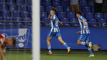 Trilli y Noel, celebran un gol del delantero al Celta B.