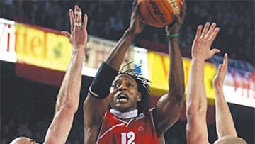 <B>PODERÍO</B>. El nigeriano Awojobi sacó partido a su cuerpo de ex boxeador para imponerse en la lucha por los rebotes antes los desesperados Kambala y Burke. Ahí estuvo una de las claves de la final perdida por el Real Madrid.