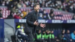 Simeone da instrucciones durante el partido.