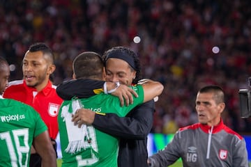 La fiesta en El Campín que disfrutó de la magia de Ronaldinho en el partido entre Santa Fe y Nacional, en el que se le rindió homenaje al brasileño que jugó con la '10' del equipo bogotano.