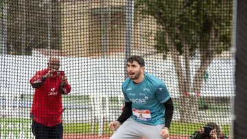 Diego Casas celebra un lanzamiento.