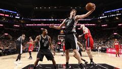 Pau Gasol captura un rebote en el Spurs-Wizards.