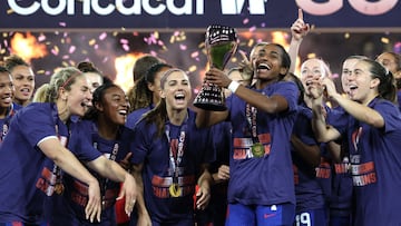 SAN DIEGO, CALIFORNIA - MARCH 10: Naomi Girma #4 of the United States and teammates celebrate with the trophy after winning the 2024 Concacaf W Gold Cup Final against Brazil at Snapdragon Stadium on March 10, 2024 in San Diego, California.   Sean M. Haffey/Getty Images/AFP (Photo by Sean M. Haffey / GETTY IMAGES NORTH AMERICA / Getty Images via AFP)