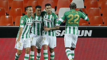 GRAF4911. VALENCIA, 03/10/2020.- El centrocampista del Real Betis Cristian Tello (2i) celebra su gol, segundo del equipo andaluz ante el Valencia CF, durante el partido correspondiente a la jornada 5ª de LaLiga jugado este sábado en el estadio
