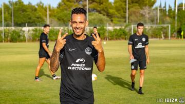 Manu Molina posa sonriente durante un entrenamiento de pretemporada.