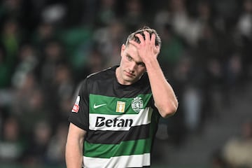 Sporting's Swedish forward #9 Viktor Gyokeres reacts during the Portuguese League football match between Sporting CP and CD Nacional da Madeira at Alvalade stadium in Lisbon on January 25, 2025. (Photo by PATRICIA DE MELO MOREIRA / AFP)