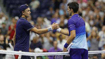 Extraño inicio de Djokovic ante un acalambrado Rune