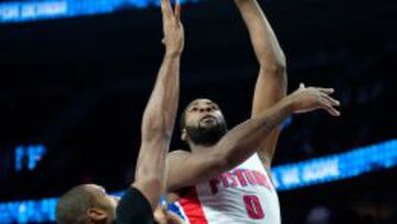 Andre Drummond intenta superar al jugador de Atlanta Al Horford.